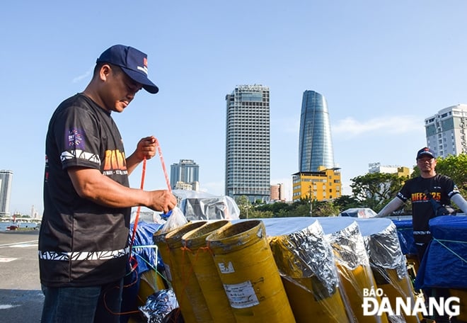 Đội Việt Nam 1 kiểm tra lại pháo kỹ càng cho đêm mở màn.