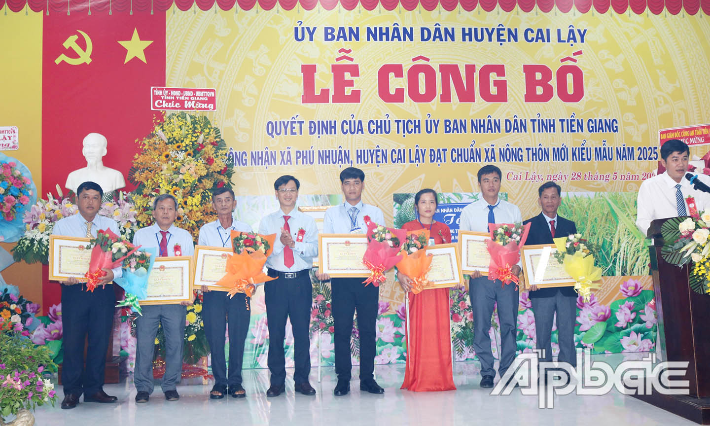 Mr. Huynh Vu Phuong, Deputy Secretary of the District Party Committee, Chairman of the District People's Committee awarded certificates of merit from the Cai Lay District People's Committee to individuals.