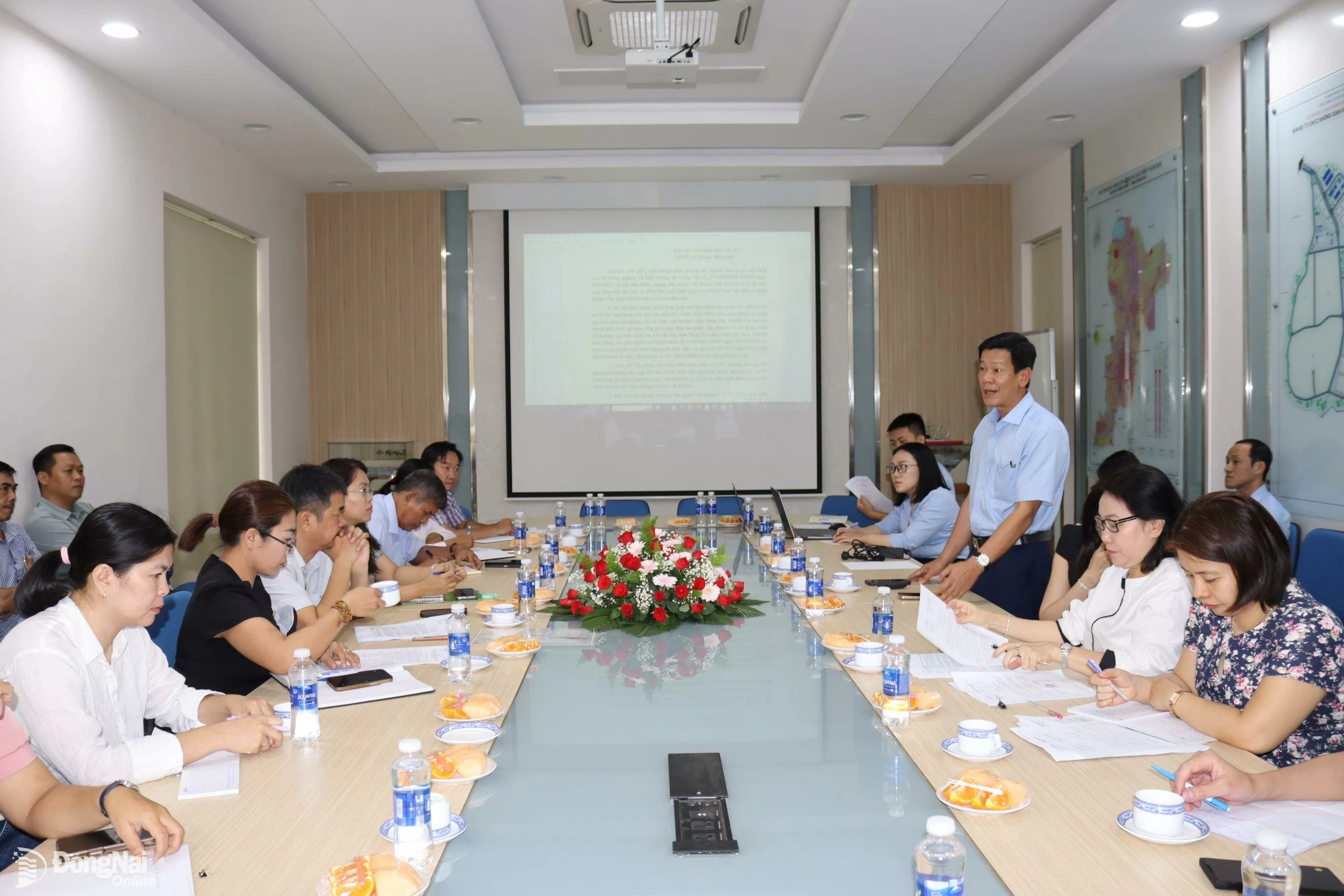 Ông Trần Anh Dũng, Tổng giám đốc Công ty CP Dịch vụ Sonadezi phát biểu tại buổi làm việc với 7 huyện, thành phố. Ảnh: Hoàng Lộc