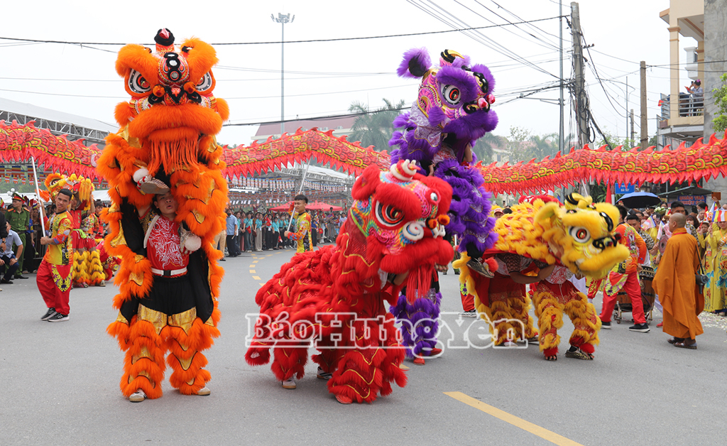 Múa lân, múa rồng trên đường phố chào đón, cung nghinh Xá lợi Đức Phật