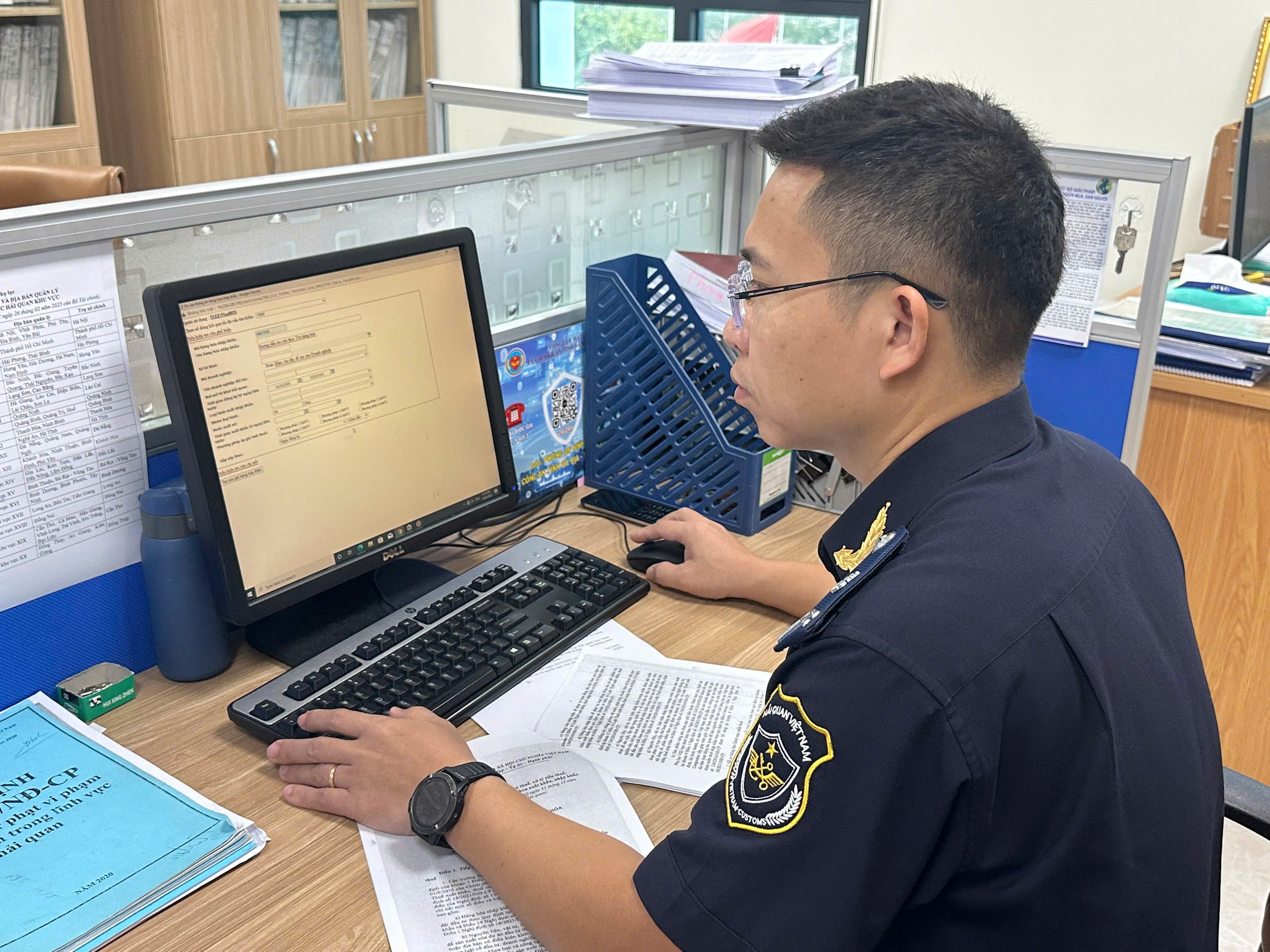 Officers of the Customs Branch of Region XV work on the online public service system, contributing to improving the efficiency of administrative procedures.