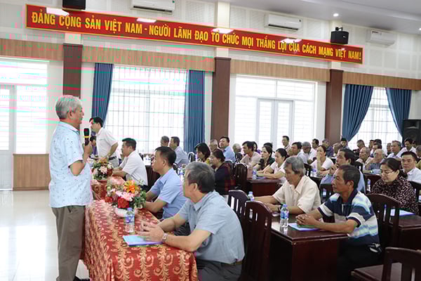 El vicepresidente de la Asociación de Agricultores del Distrito de Chau Duc, Than Xuan Dong, implementó el programa y el contenido de la capacitación.