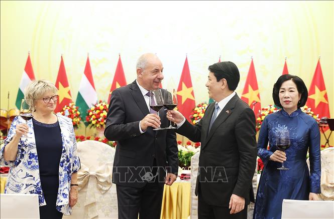 President Luong Cuong hosts official reception for Hungarian President