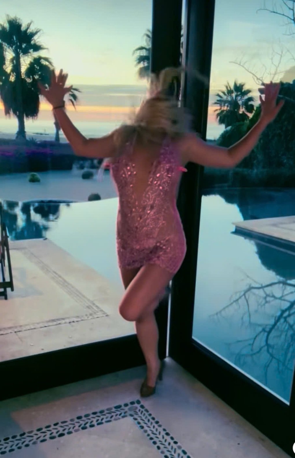Britney Spears đăng video nhảy múa lạ, cư xử bất ổn ở nơi công cộng - 1