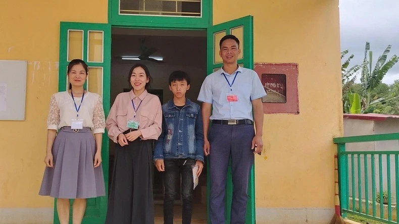 Dien Bien: Male student with broken arm receives special support during 10th grade entrance exam photo 1