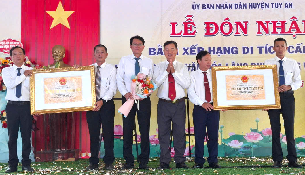 Thừa ủy quyền của UBND tỉnh, đại diện lãnh đạo HĐND, UBND huyện Tuy An trao Bằng xếp hạng di tích lịch sử - văn hóa cấp tỉnh lăng Phú Lương và mếu Tam Tòa cho đại diện chính quyền và Nhân dân xã An Ninh Đông. Ảnh: MẠNH HOÀI NAM