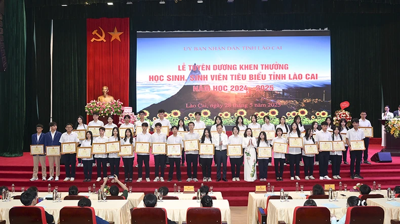Lào Cai tuyên dương, khen thưởng 500 học sinh, sinh viên tiêu biểu năm học 2024-2025 ảnh 3