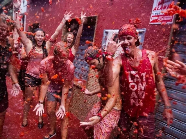 read-dao-le-hoi-nem-ca-chua-la-tomatina-tai-tay-ban-nha-1.webp