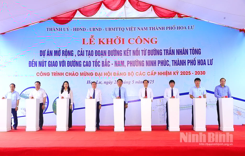 Los delegados realizaron la ceremonia inaugural del proyecto de ampliación y renovación de la carretera que conecta la calle Tran Nhan Tong con la intersección con la autopista Norte-Sur, en el barrio de Ninh Phuc.