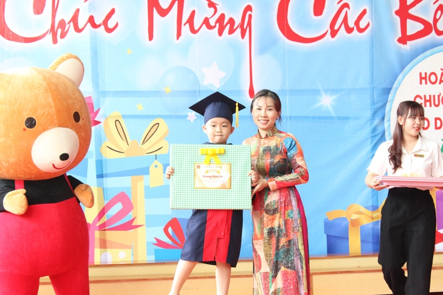 Trẻ ôm cô giáo khóc nức nở vì chia xa trường mầm non - Ảnh 8.