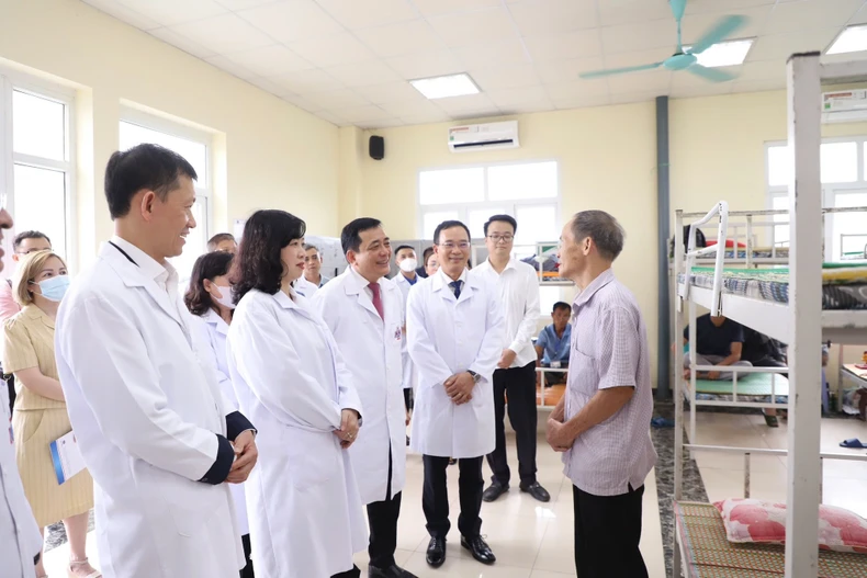 El Ministro de Salud, Dao Hong Lan, visita y entrega obsequios a pacientes pediátricos en el Hospital K. Foto 1