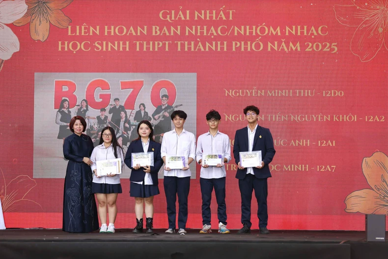 [Ảnh] Học trò lớp 12 chia tay trong lễ bế giảng, chuẩn bị bước vào hành trình mới ảnh 4