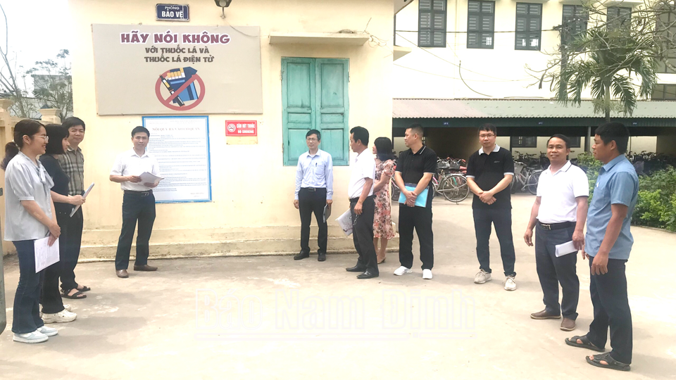 Đoàn giám sát công tác phòng chống tác hại của thuốc lá của Trung tâm Kiểm soát bệnh tật tỉnh (Sở Y tế) làm việc tại Trường THCS Nam Toàn (Nam Trực).