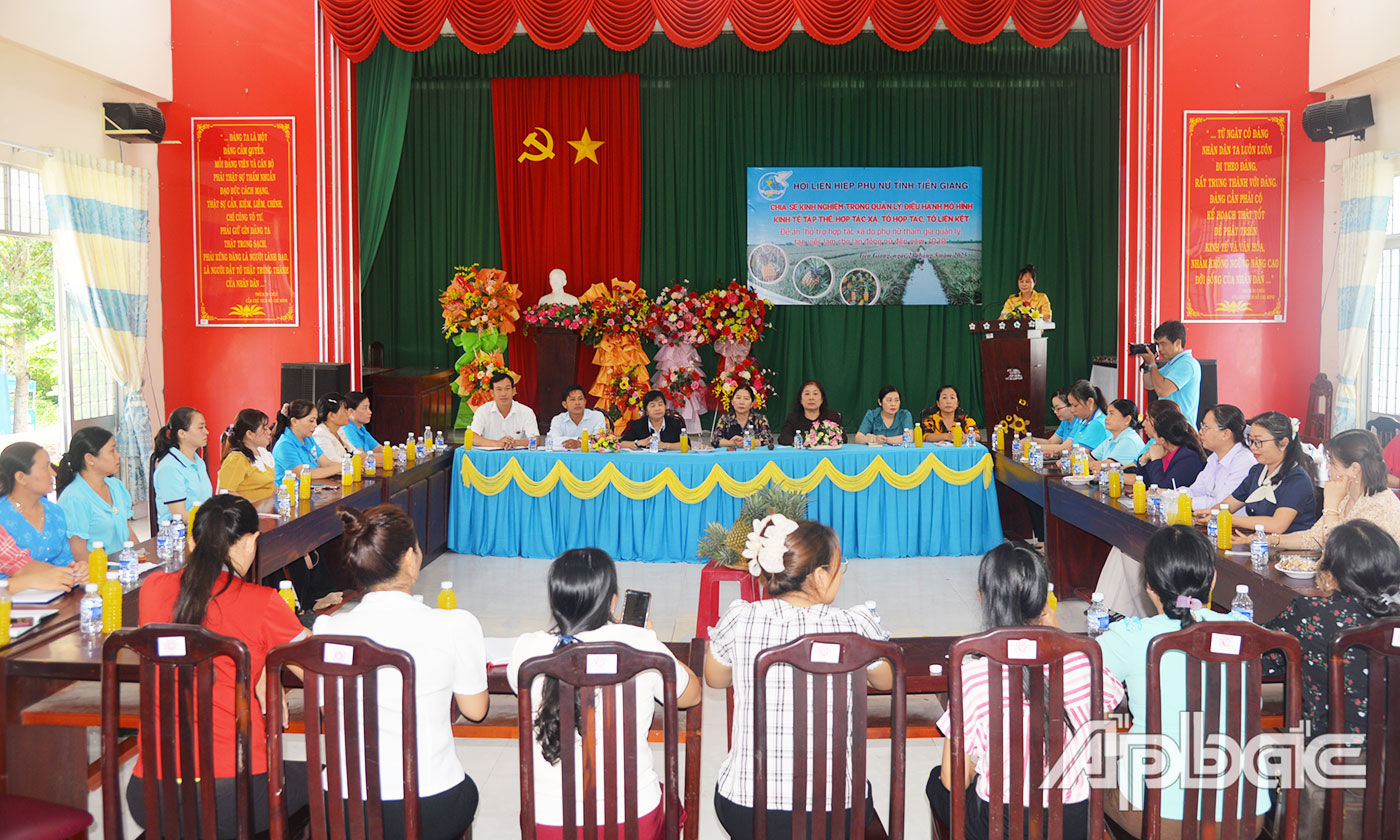 Đại biểu trao đổi, chia sẻ kinh nghiệm trong quản lý, điều hành mô hình kinh tế tập thể.