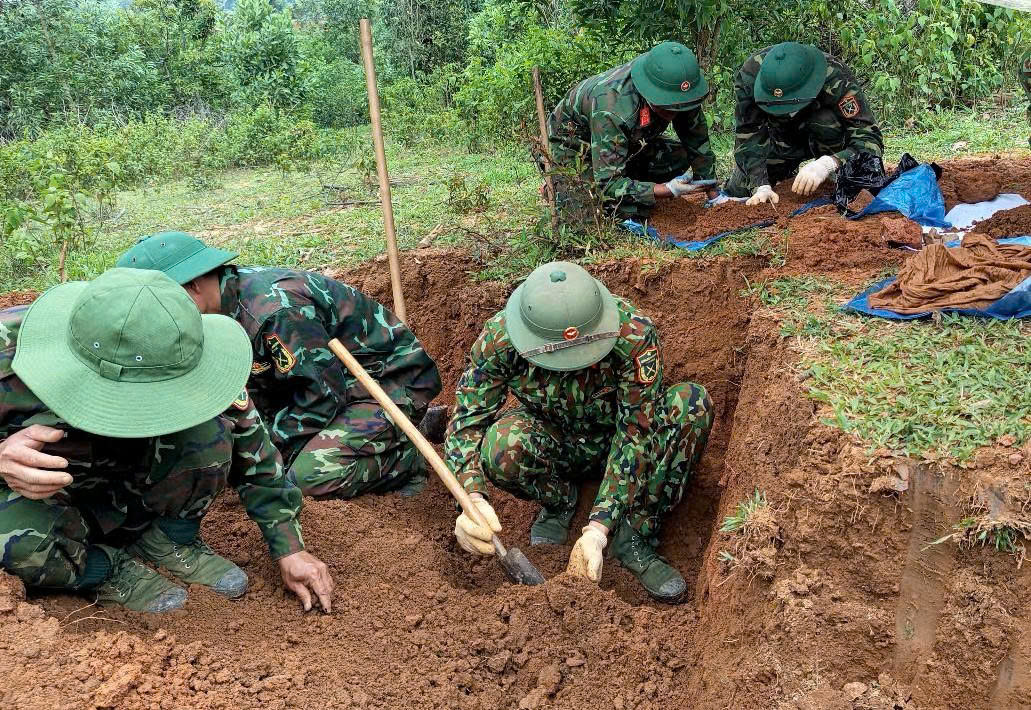 Hướng Hóa: Tiếp tục tìm thấy hài cốt liệt sĩ cùng di vật có ký hiệu “SH-18-47X” 
