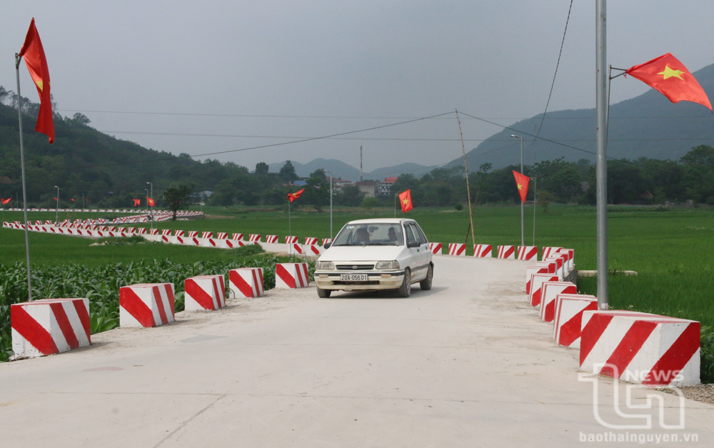 The road to Tan Do hamlet is paved with wide concrete.