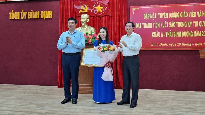 Bình Định khen thưởng học sinh đoạt huy chương bạc Olympic Tin học châu Á- Ảnh 3.