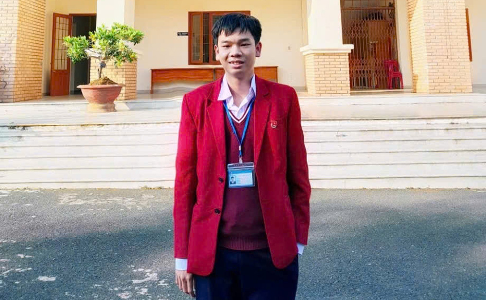 Học sinh Đặng Huy Hậu - lớp 10 Tin của Trường THPT Chuyên Thăng Long là học sinh thứ 2 của Lâm Đồng tham dự Đội tuyển Olympic quốc gia tham dự Kỳ thi Olympic quốc tế.