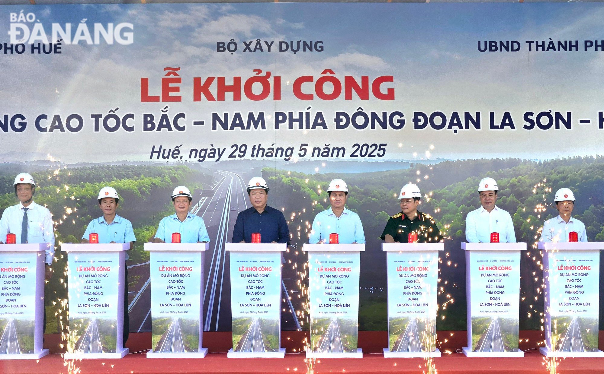 Nghi thức bấm nút khởi công. Ảnh: THÀNH LÂN