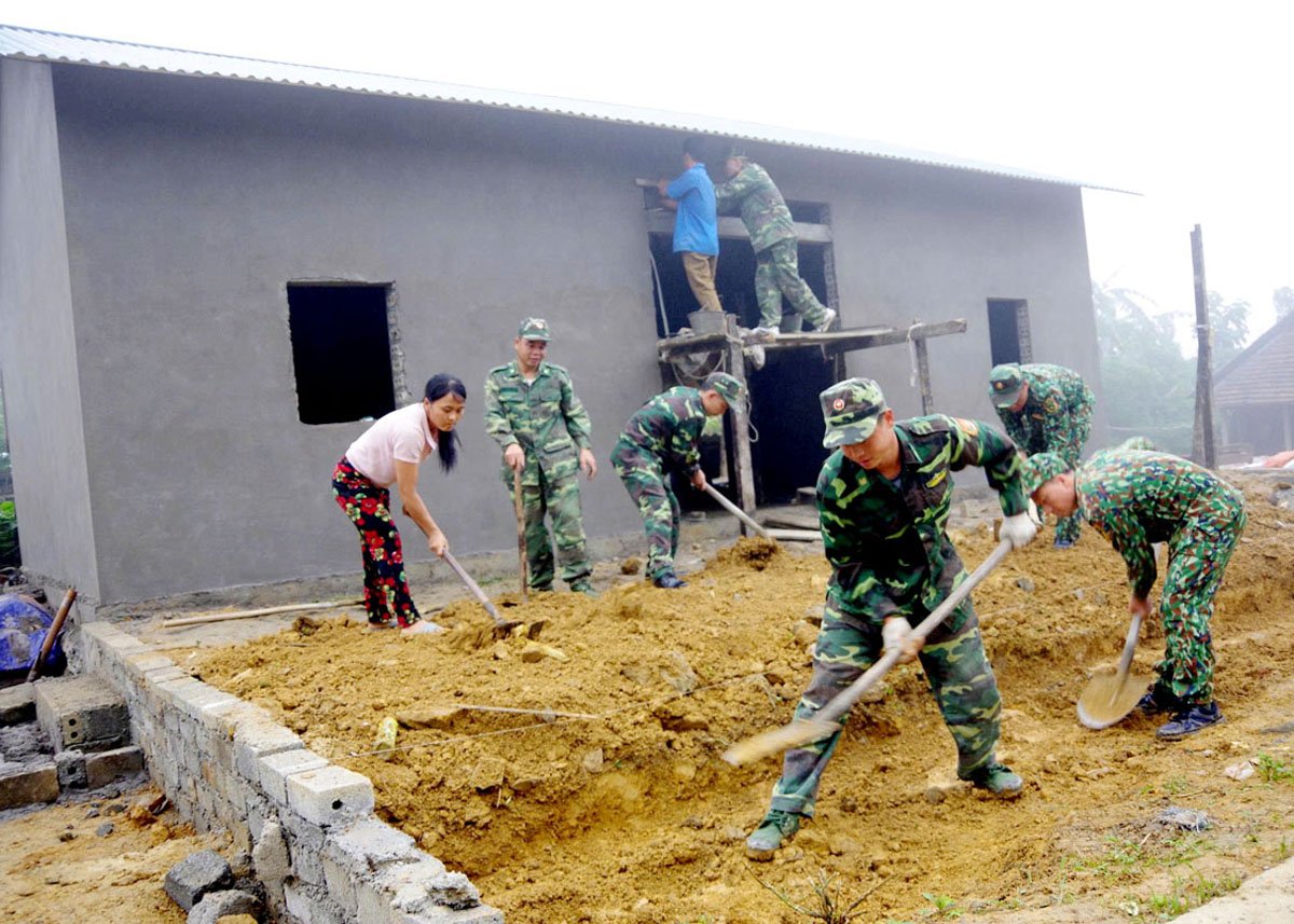 Cán bộ, chiến sỹ Đồn Biên phòng Tùng Vài giúp gia đình chị Ly Xín Tình, xã Tả Ván (Quản Bạ) hoàn thành nhà mới.
