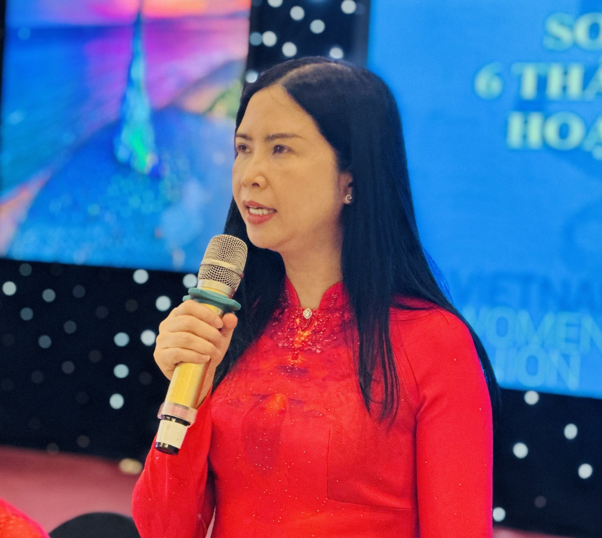 Vicepresidenta del Comité Central de la Unión de Mujeres de Vietnam, Tran Lan Phuong: La Unión de Mujeres en el grupo de emulación continúa implementando seria y efectivamente las políticas, resoluciones, proyectos y planes del Partido y el Estado en el proceso de organizar y construir el sistema de gobierno local. Foto: NGOC DUNG