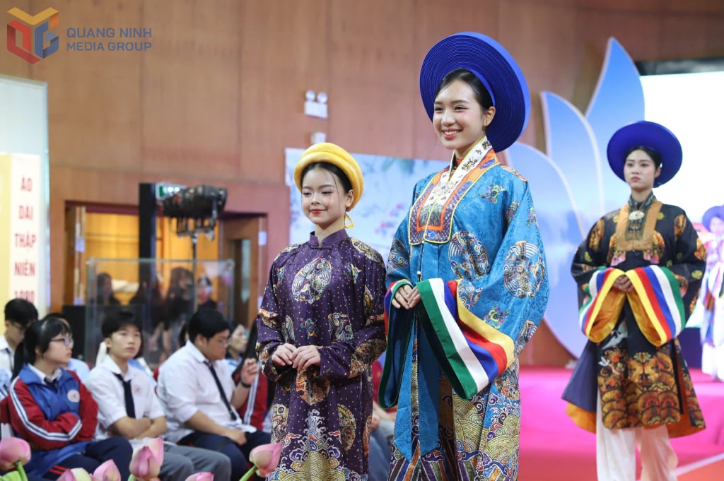 นางแบบสาว Ha Thi Giang Thanh จากจังหวัดกวางนิญ เป็นหนึ่งในผู้เข้าแข่งขันที่โดดเด่นในรอบสุดท้ายของการประกวด Miss Vietnam 2024 โดยเธอสวมชุดอ่าวหญ่ายในบ้านเกิดของเธอ