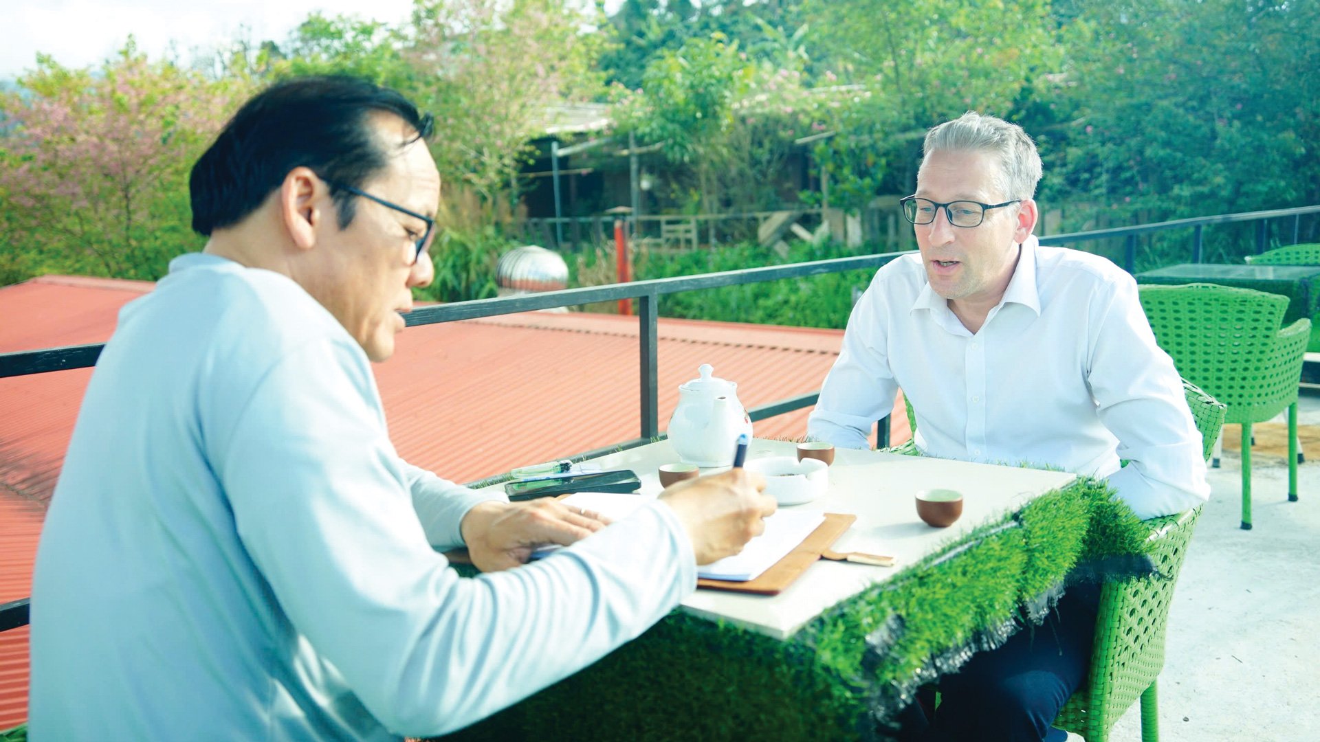 El autor habla con Zihlmann Marc (derecha) en Chappi Mountains Coffee