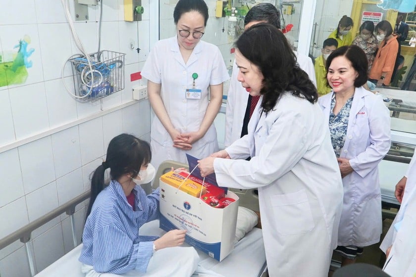 Phó Chủ tịch nước Võ Thị Ánh Xuân thăm, tặng quà cho bệnh nhi đang điều trị tại Khoa Nhi, Bệnh viện Phổi Trung ương nhân dịp Ngày Quốc tế thiếu nhi 1/6.