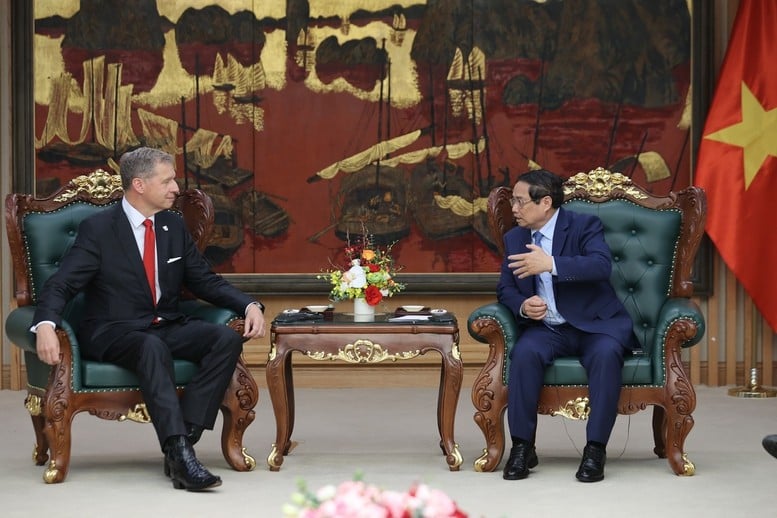 The Prime Minister said that Vietnam plans to build an LNG storage and distribution center to serve the domestic market and the ASEAN region, including power plants supplying electricity to ASEAN - Photo: VGP/Nhat Bac
