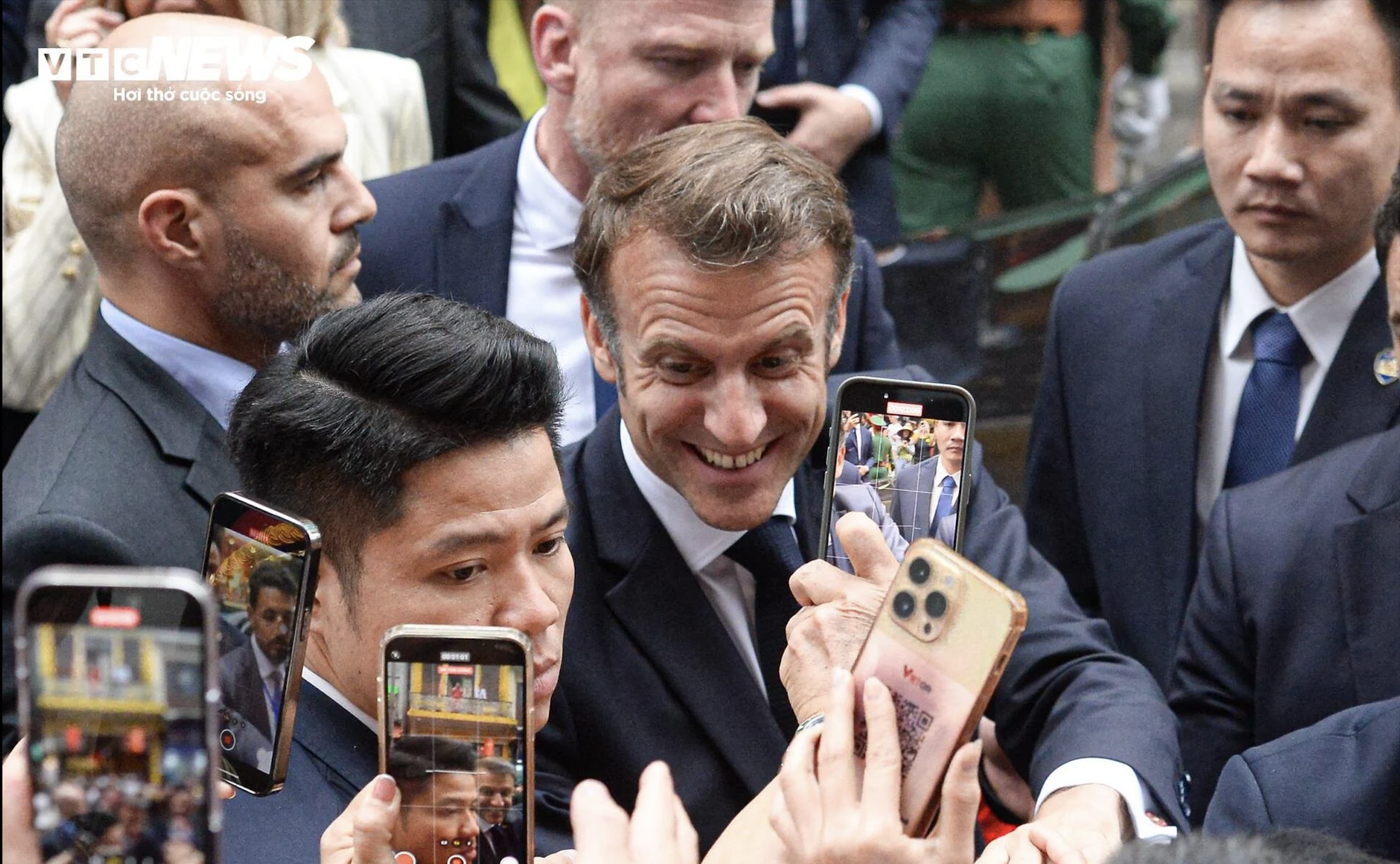Surprised by the video French President Macron posted on social media to thank Vietnam