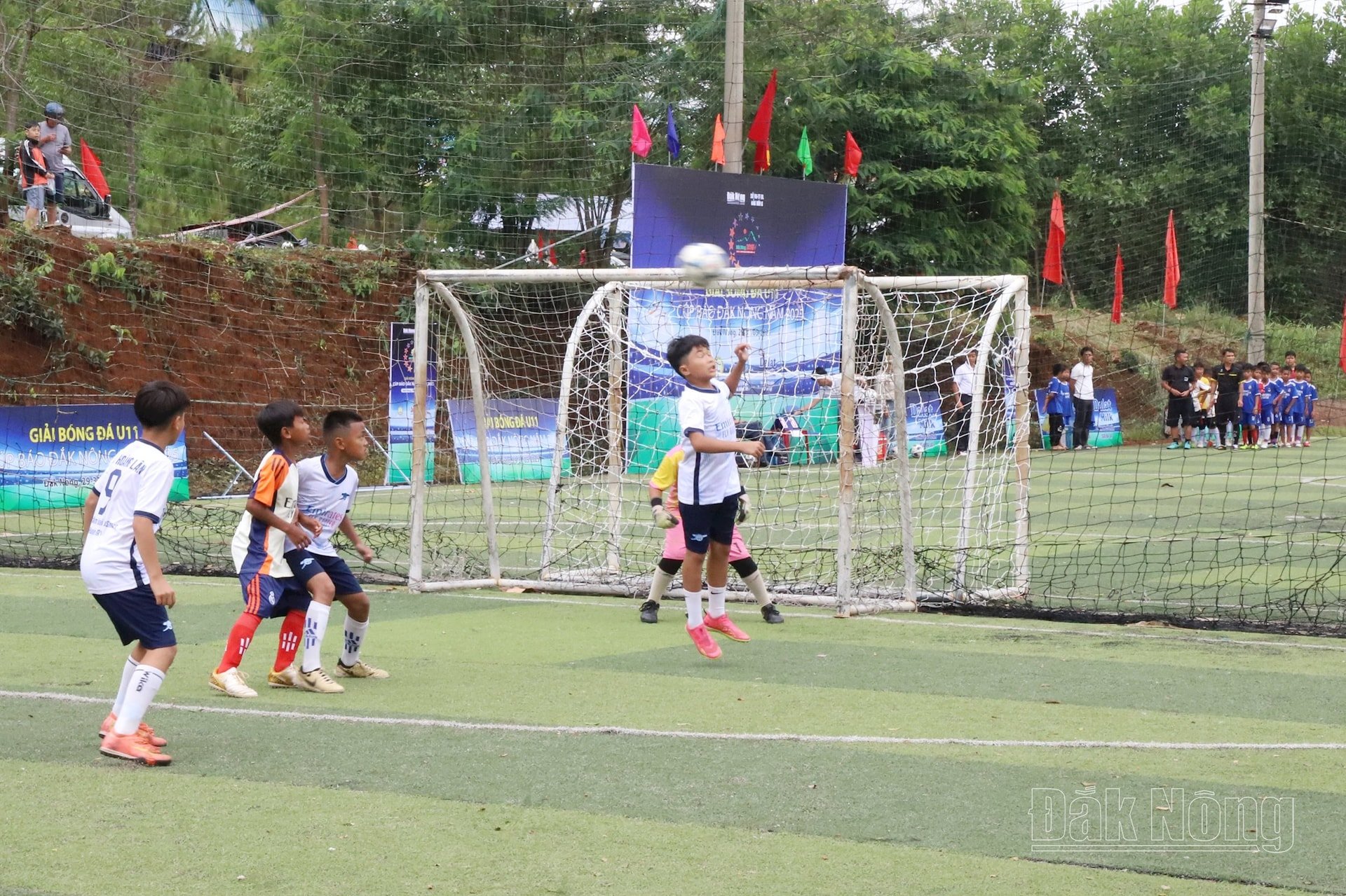 Một tình huống gây nguy hiểm cho hàng phòng ngự của U11 Đắk R'lấp