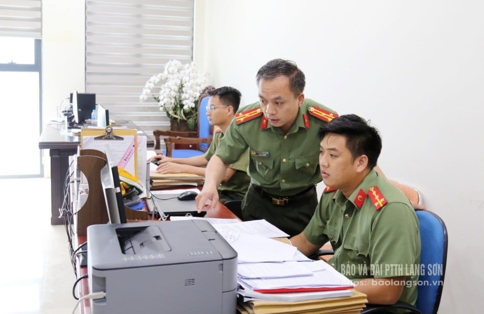Les dirigeants et les officiers du Département de la cybersécurité et de la prévention des crimes de haute technologie (Police provinciale de Lang Son) ont échangé des techniques d'enquête professionnelles.