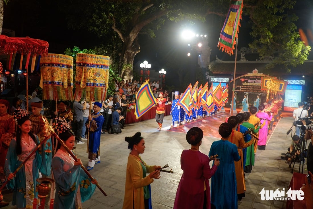 Tour đêm nghe tiếng chuông Trấn Vũ từ ngàn xưa vọng về - Ảnh 3.