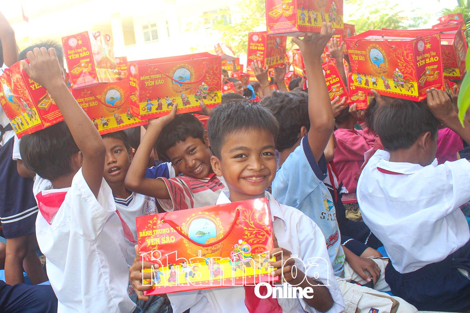 កុមារឃុំ Suoi Cat (ស្រុក Cam Lam)   ចូលរួមរីករាយ និងទទួលនំព្រះខែ។