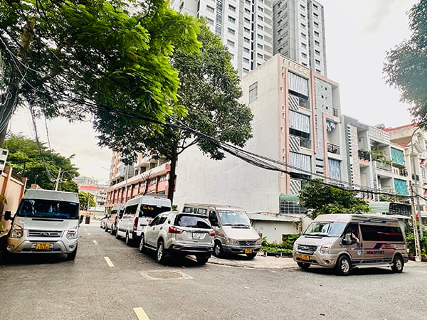 Falta de estacionamiento, muchos autobuses turísticos aparcan en callejones, provocando obstrucción del tráfico en zonas residenciales.