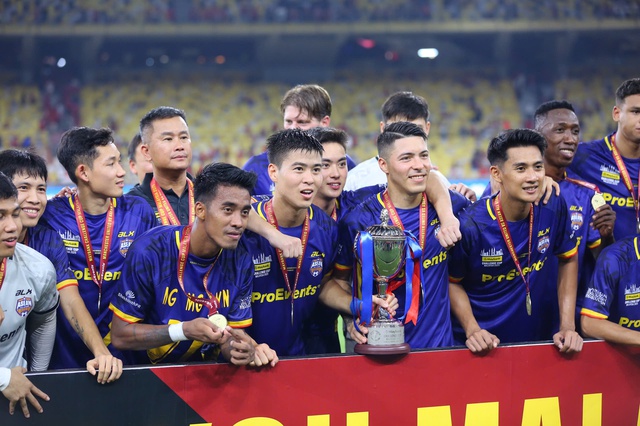 Tuyển thủ Việt Nam khoe ảnh với sao M.U, con trai Duy Mạnh và Văn Quyết ‘chạm trán’… HLV Amorim- Ảnh 7.