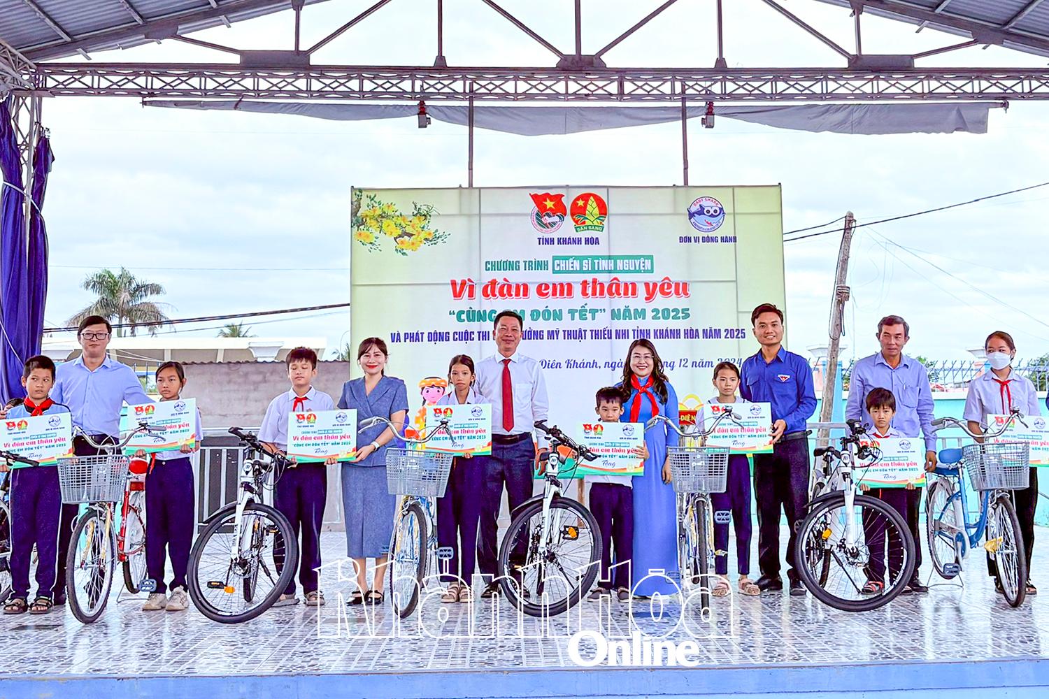 សហភាព​យុវជន​ខេត្ត - ក្រុមប្រឹក្សា​សហភាព​យុវជន​ខេត្ត ប្រគល់​កង់​ជូន​កុមារ​ក្រីក្រ​នៅ​ស្រុក Dien Khanh។ រូបថត៖ Vinh Thanh