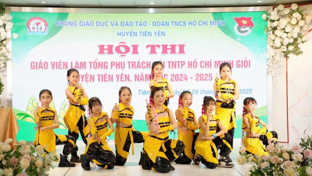 สำนักงานศึกษาธิการและการฝึกอบรมอำเภอเตี๊ยนเยน ประสานงานกับสหภาพเยาวชนอำเภอ จัดการประกวดครูผู้นำเยาวชนผู้บุกเบิกโฮจิมินห์ระดับอำเภอ ประจำปีการศึกษา 2567-2568