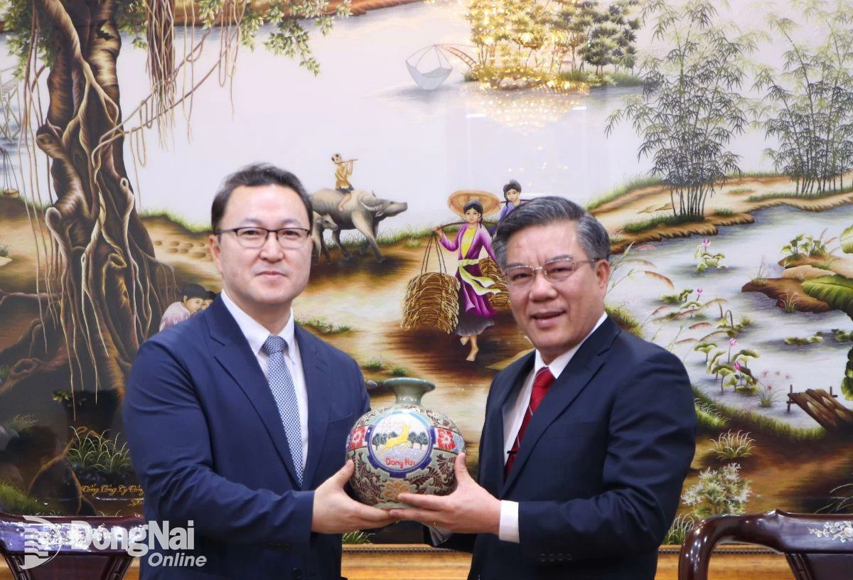 Phó chủ tịch UBND tỉnh Dương Minh Dũng tặng quà lưu niệm Phó Tổng lãnh sự Hàn Quốc Tại Thành phố Hồ Chí Minh. Ảnh: Ngọc Liên