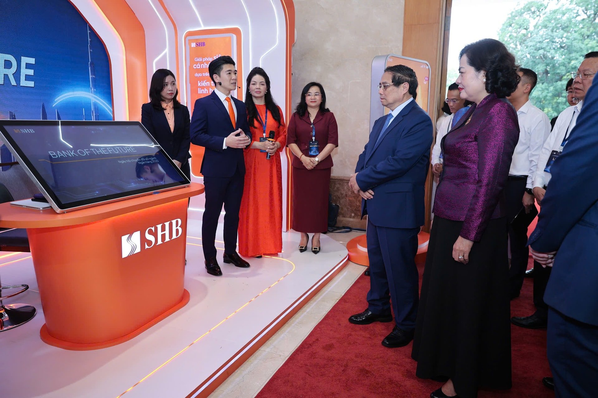 Die integrierte Zahlungslösung von SHB wurde Premierminister Pham Minh Chinh vorgestellt