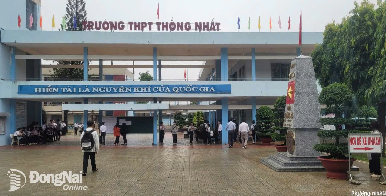 Sáng nay mặc dù trời mưa nhưng các thí sinh đến Hội đồng thi Trường THPT Thống Nhất từ rất sớm. Ảnh: Nhật Quang