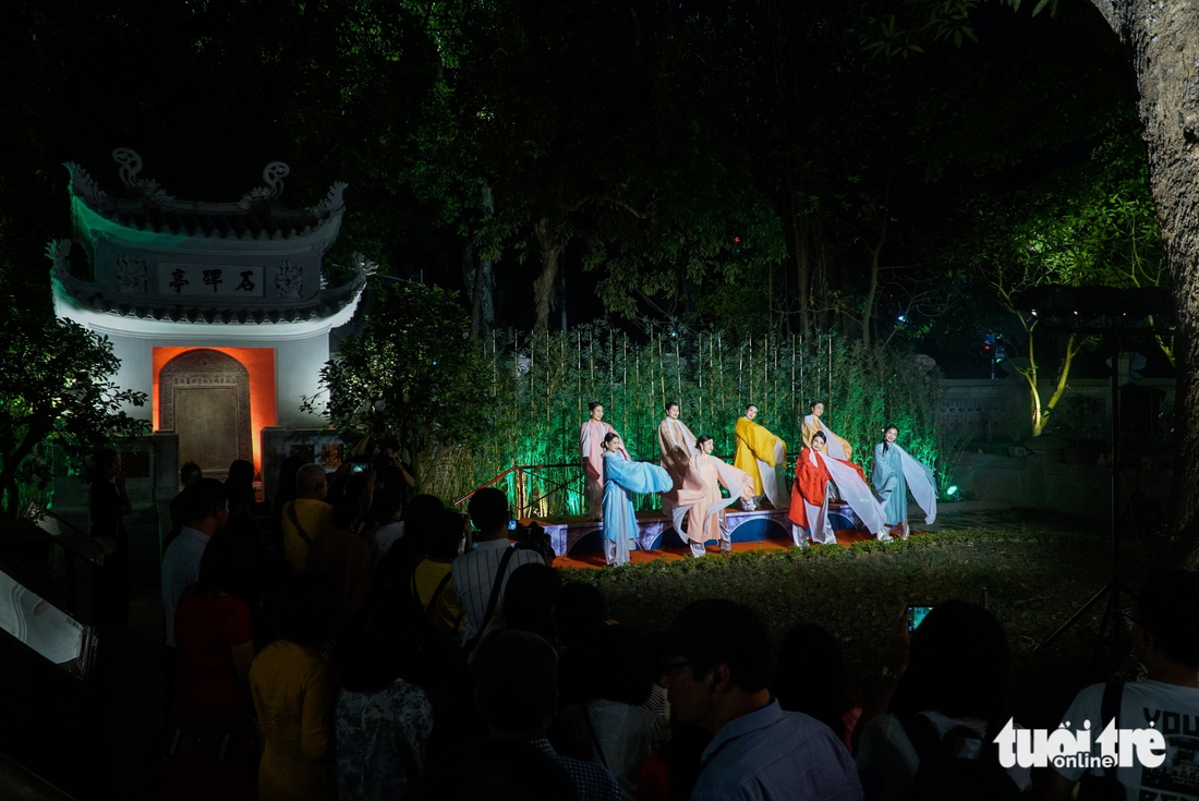 Tour đêm nghe tiếng chuông Trấn Vũ từ ngàn xưa vọng về - Ảnh 4.