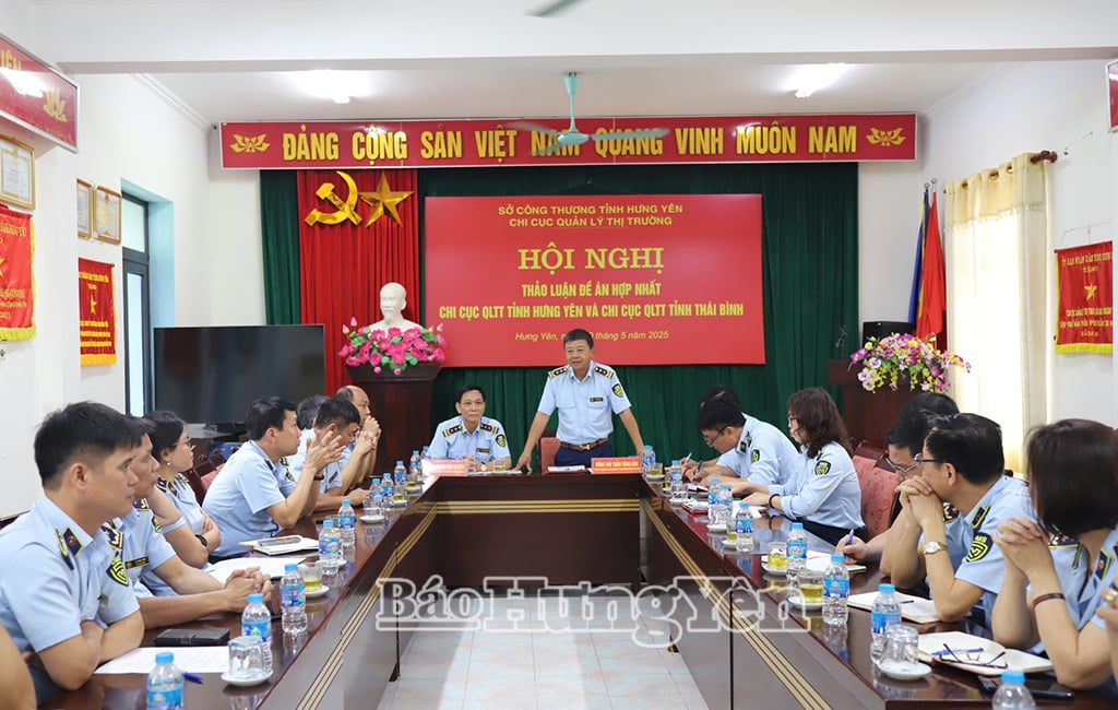 Le chef du département de gestion du marché de la province de Hung Yen s'exprimant lors de la conférence
