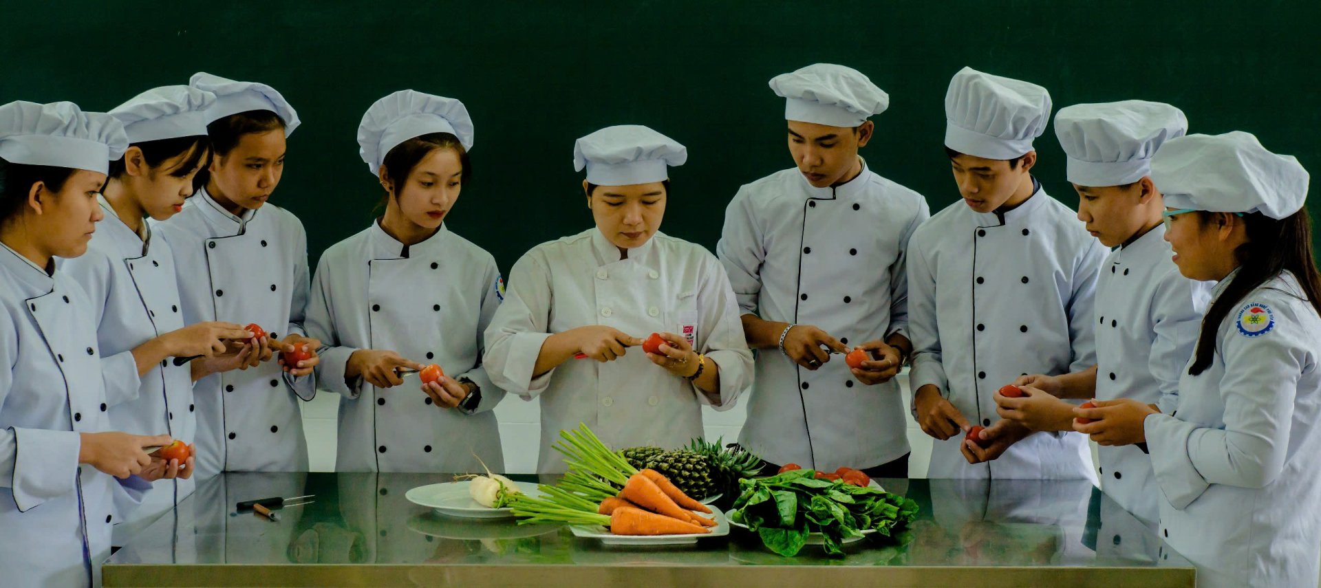 Nấu ăn, một trong những nghề đang thu hút bạn trẻ. Một giờ thực hành cắt tỉa của sinh viên Trường cao đẳng Nghề Phú Yên. Ảnh: TRẦN QUỚI