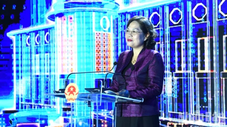 The banking industry needs to pioneer in digital transformation to effectively serve people and businesses. Photo 1