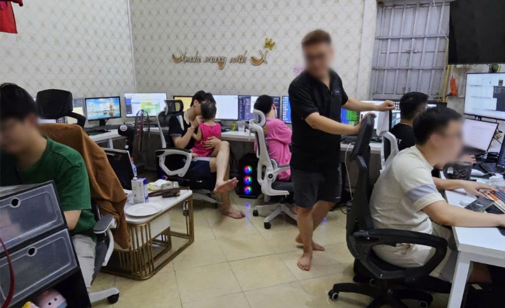 X kien 8 nguoi Viet anh 1