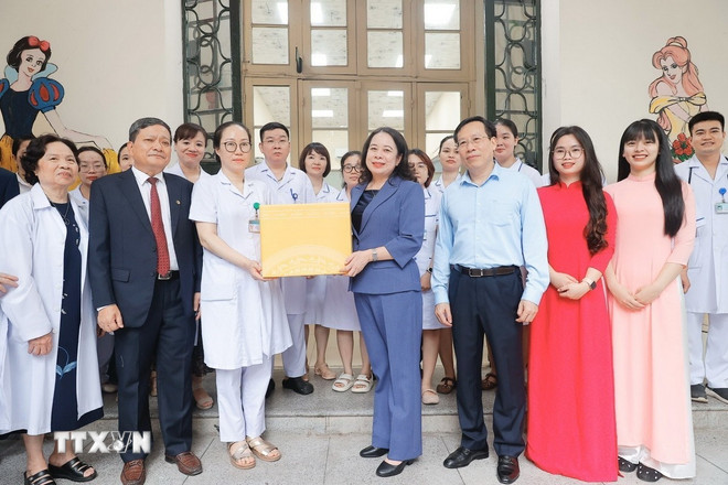 ttxvn-pho-chu-tich-nuoc-tham-tang-qua-benh-nhi-tai-benh-vien-phoi-trung-uong-2.jpg