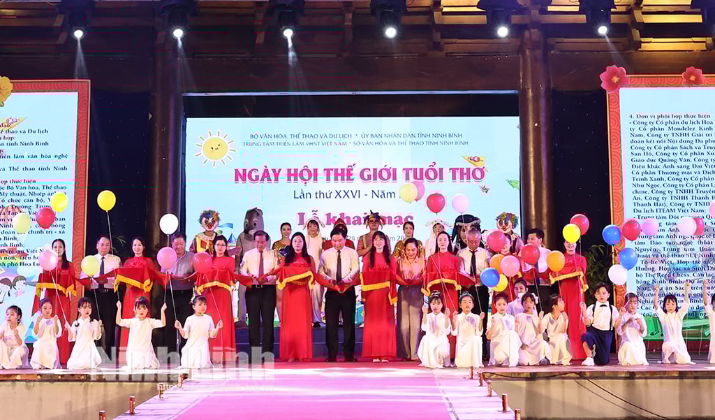 Delegates cut the ribbon to open the Festival.