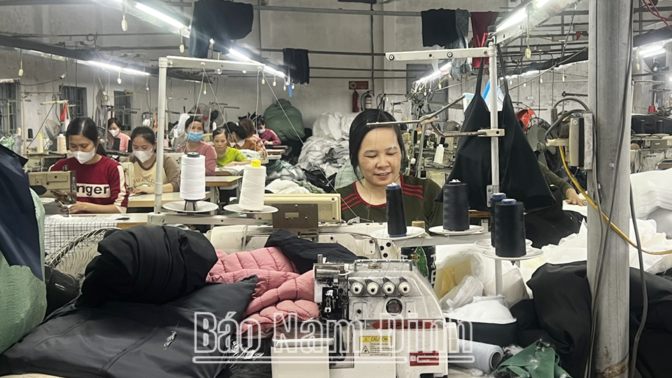 La planta de producción del veterano Ngo Quoc Hung, en la comuna de Truc Dao (Truc Ninh), crea empleos estables para muchos trabajadores locales.
