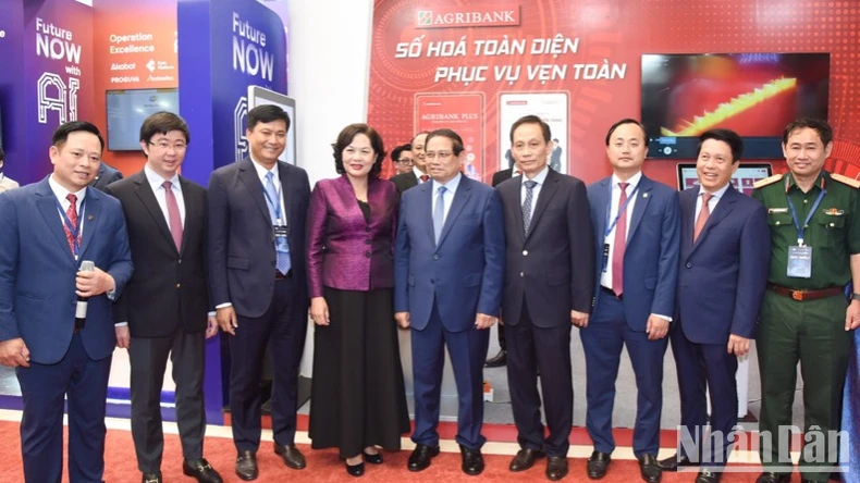 The banking industry needs to pioneer in digital transformation to effectively serve people and businesses photo 4